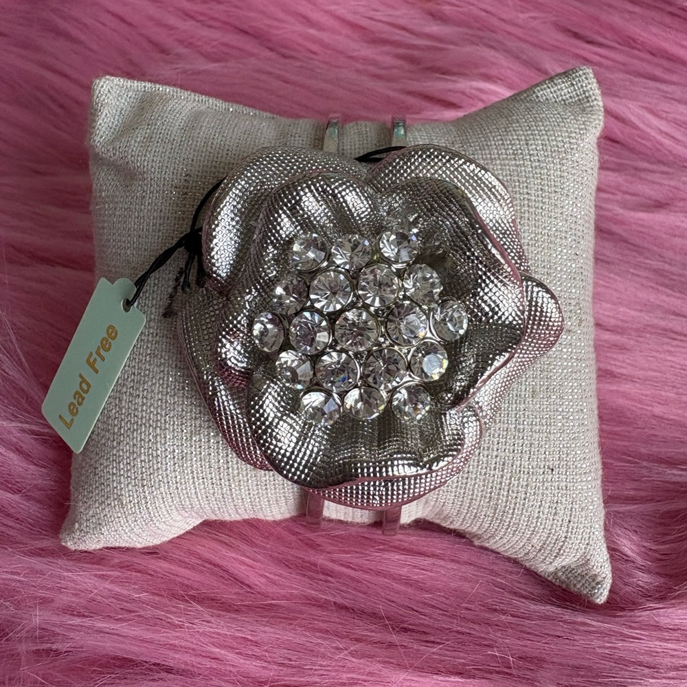 🩶MWT Elegant Silver Flower Bracelet with Rhinestones🩶